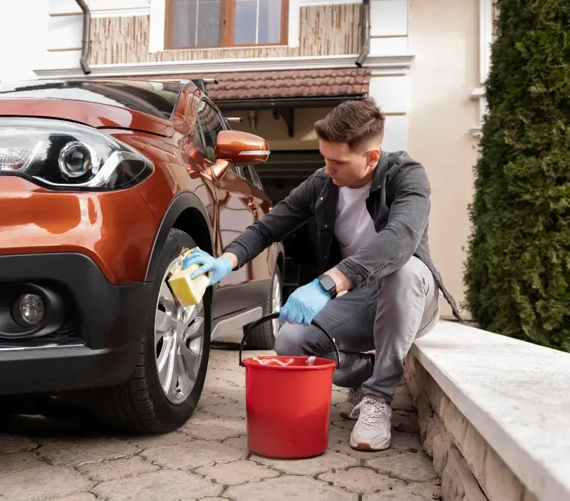 Lavage auto à domicile Pléhédel : professionnel intervenant sur un véhicule